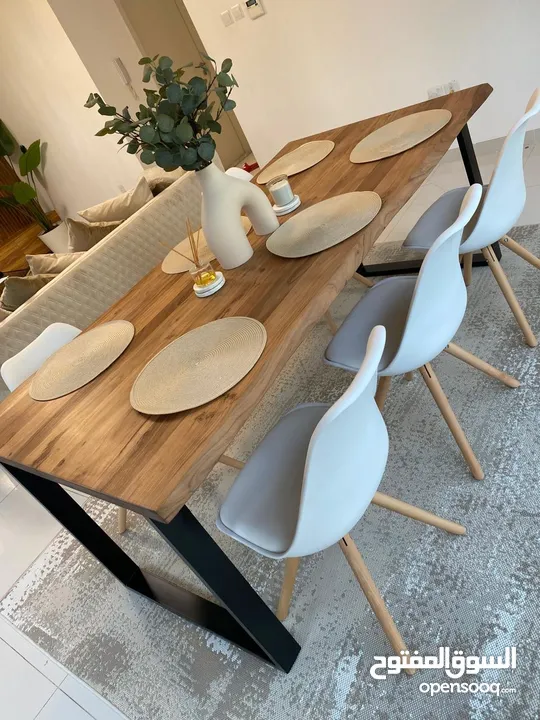 CLEAN DINING SET FOR SALE