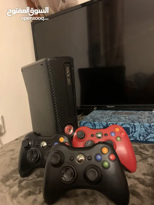 X Box360slim 500 جيجا 3 ايادي تحكم واحده بحاجه الى  كبسه LB TB مع سلك لشحن الايادي  والمحول