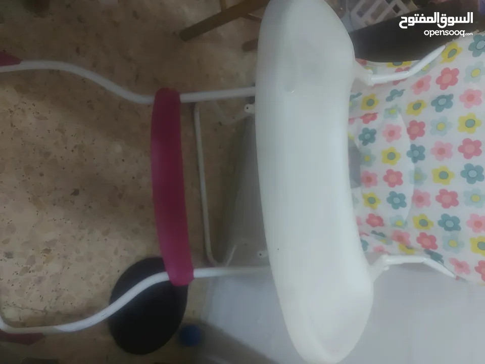 سحسيلة اطفال وكارسيت ومقعد طعام بحالة جيدة جدا بسعر مغري