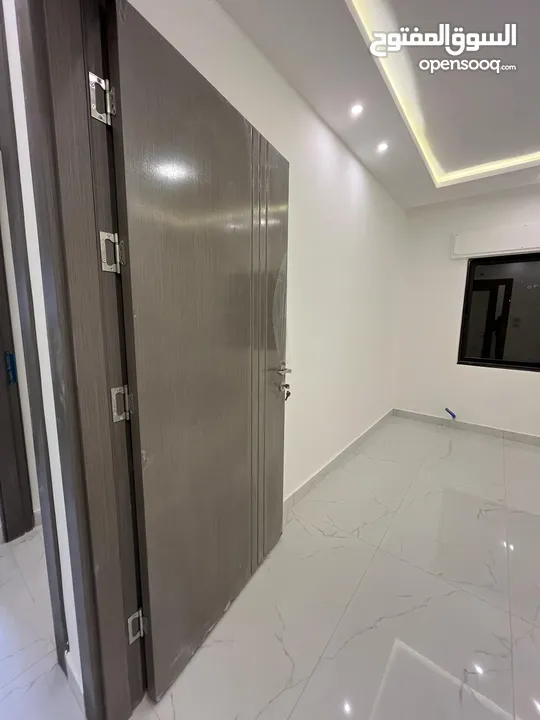 ارضية مع ترس خلف جامعة البتراء البنيات طريق المطار تشطيب فخم