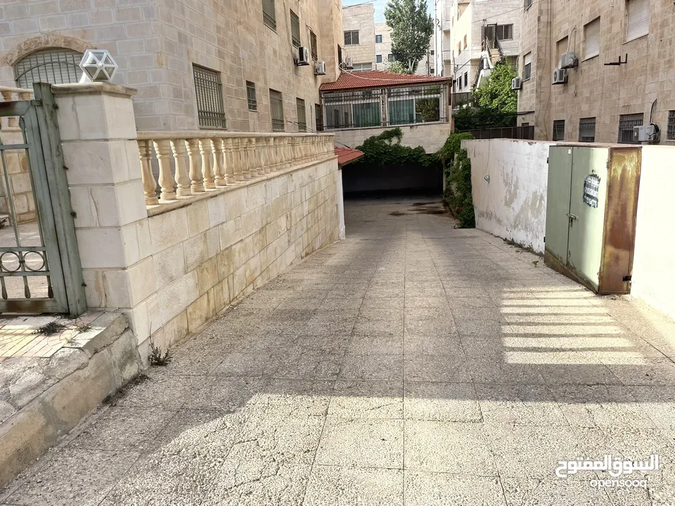 شقة للبيع  في اجمل مناطق الجبيهة قرب الجامعه الاردنيه الطابق الأول مساحة 170 متر  من المالك مباشرة