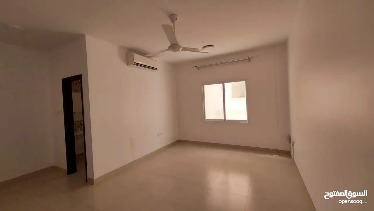 2 Bedrooms Apartment for Rent in Qurum REF:1051AR