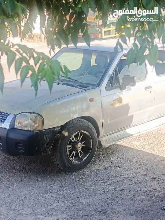 بكم نيسان الشبح لون سلفر ما صورته للبيع او للبدل