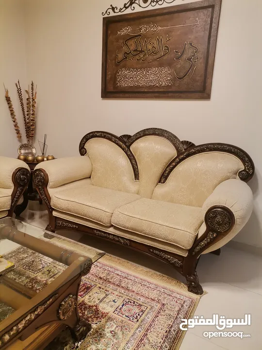 طقم ضيوف بحالة جيدة