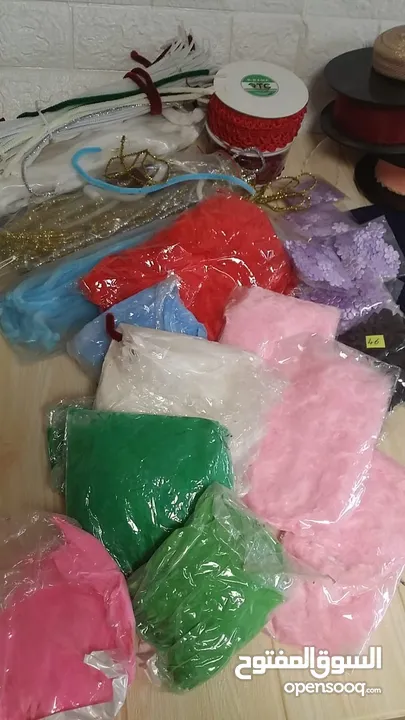 اكسسوارات ومواد للاشغال اليدوية ورد وشرايط وخرز واحجار للبيع بسبب تصفية الورشة