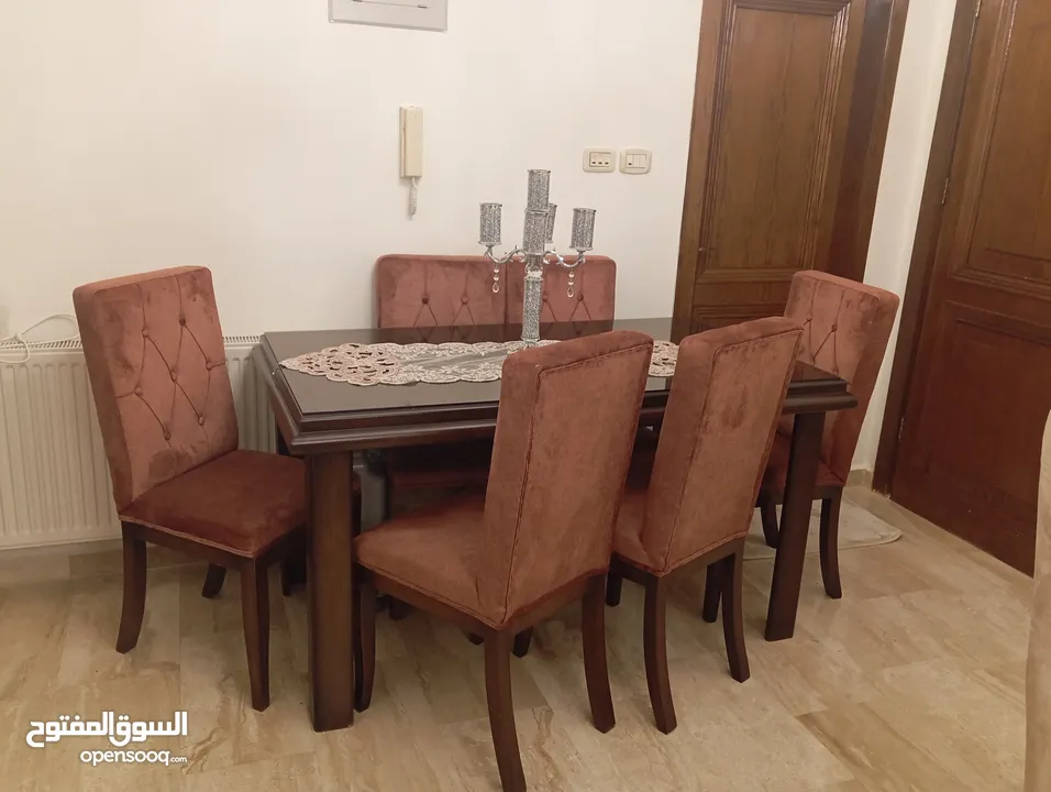 طقم كنب ضيوف فاخر و طاولة سفرة وطاولة وسط