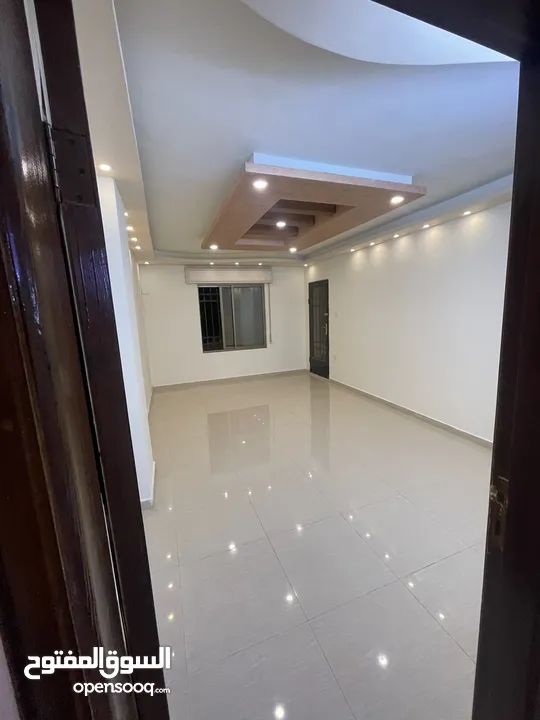 شقه بمدخل مستقل فاخره ومميزه  طابق ارضي مجمع عمان جديد