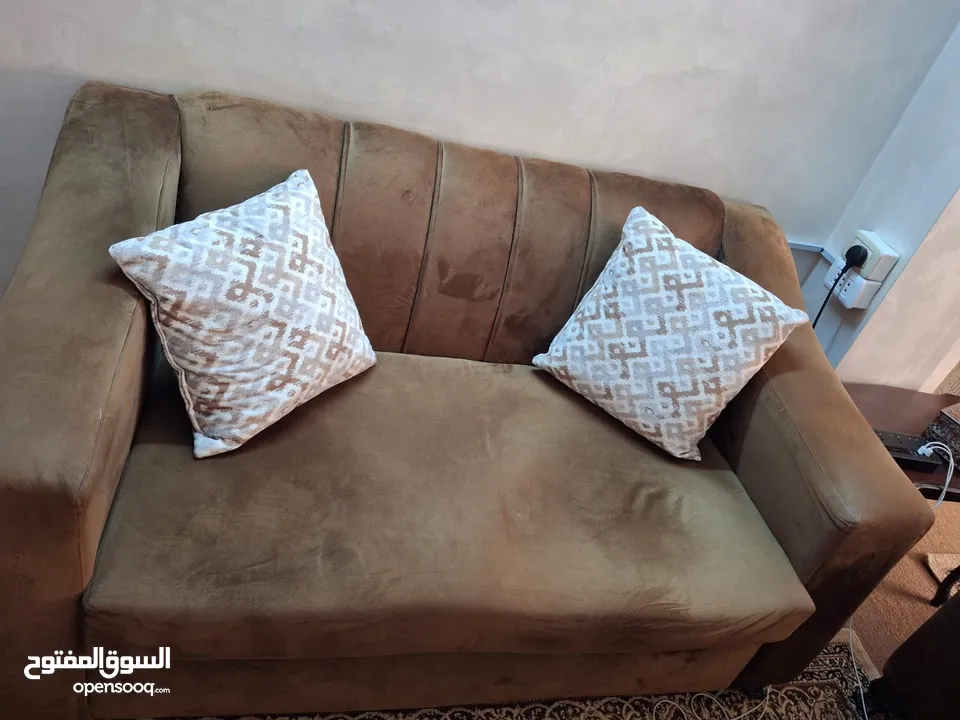 طقم كنب 7 مقاعد بحالة جيدة