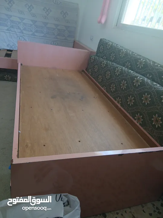 2 تخت بلون الزهري بحاله جيده جدا