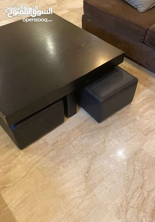 طاوله وسط مربعه الشكل لون اسود مع اربع مقاعد جلد