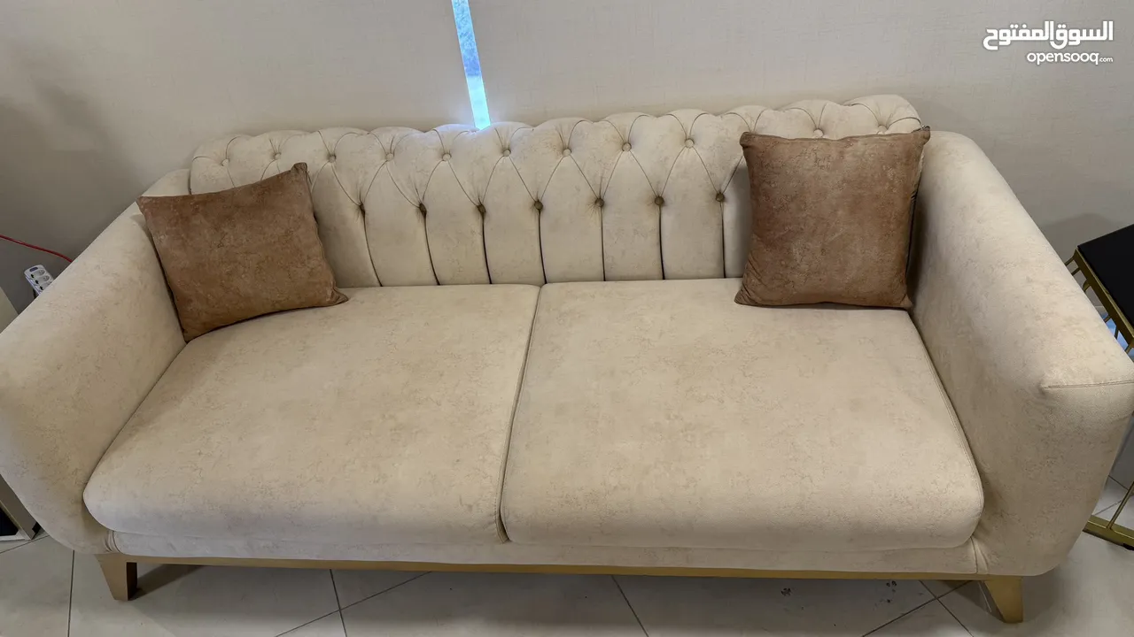 طقم كنب مع طاولات فاخر جداً 7 مقاعد