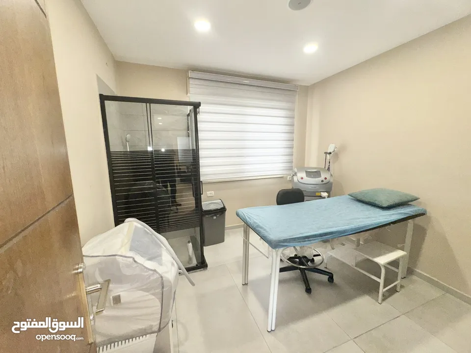 عيادة تجميل مع معدات حديثة للايجار بالخلو