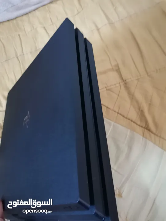 بليستيشن4 برو تيرا وكاله للبيع  والجهاز صلاة النبي عليه معه ايادي ثنتين جداد وكامل وصلاته وسيدي فيفا
