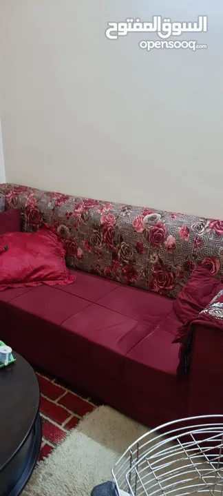 كنب كورنر صالون لون خمري مع طربيزات وطاوله وسط وطاولة شاشه تفصيل