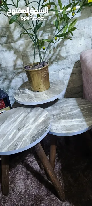 طاولة وسط بيضوي وثلاثه سيرفس  بحالة وكاله استعمال. ايام