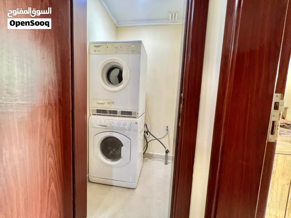 شقة مفروشة تتكون من غرفة نوم  واسعة ومشرقة متاحة الآن للبيع