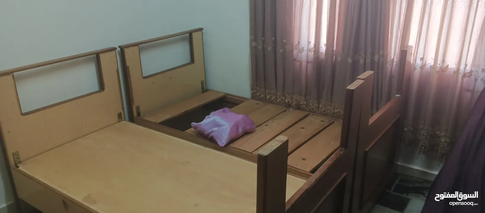 مجلس بحاجه تنجيد وتزبيط وسرير مفرد عدد 2 للبيع