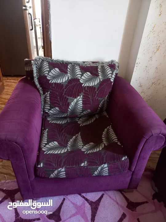 طقم كنب مفلف انيق. الوان هادئة. خشب طبيعي. وزن خفيف. جلوس مريح بحاجة لاصلاح بسيط للثلاثية.
