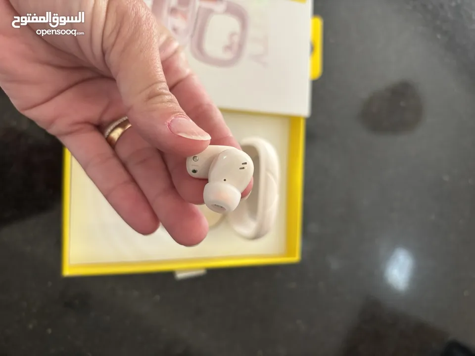 Brand New Baseus Beauty Beats Earbuds. Never used! Great condition! Pink Colour!