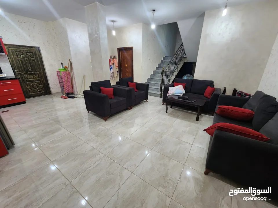 فيلا للبيع بالقرب بشارع الباباي