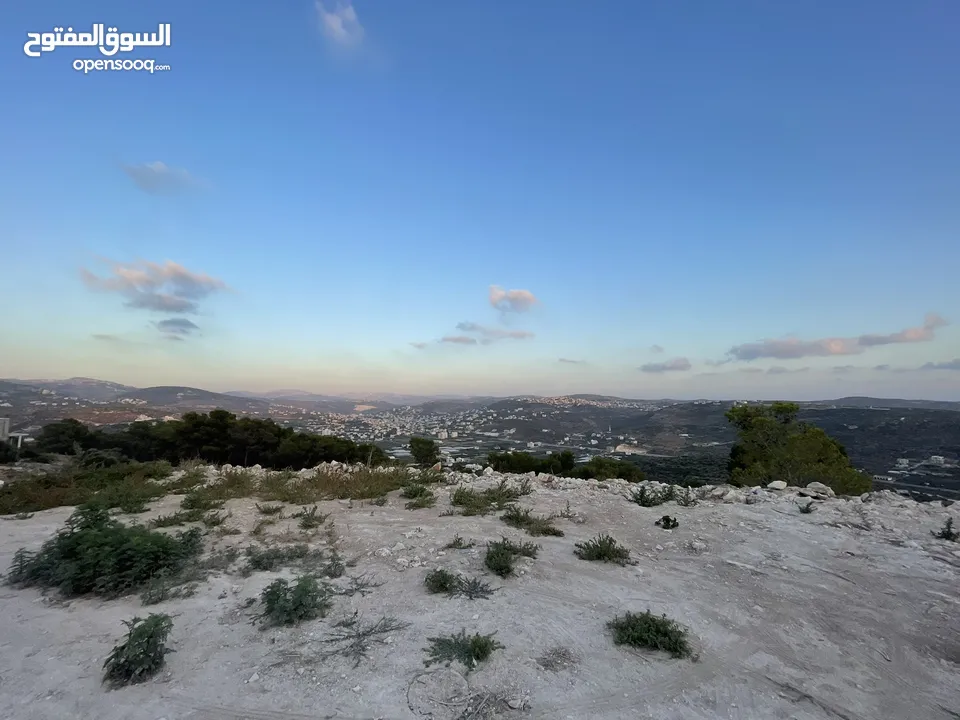الموقع الاجمل للبناء والهدوء والاطلالة المرتفعة البانورامية فوق الاحراش.