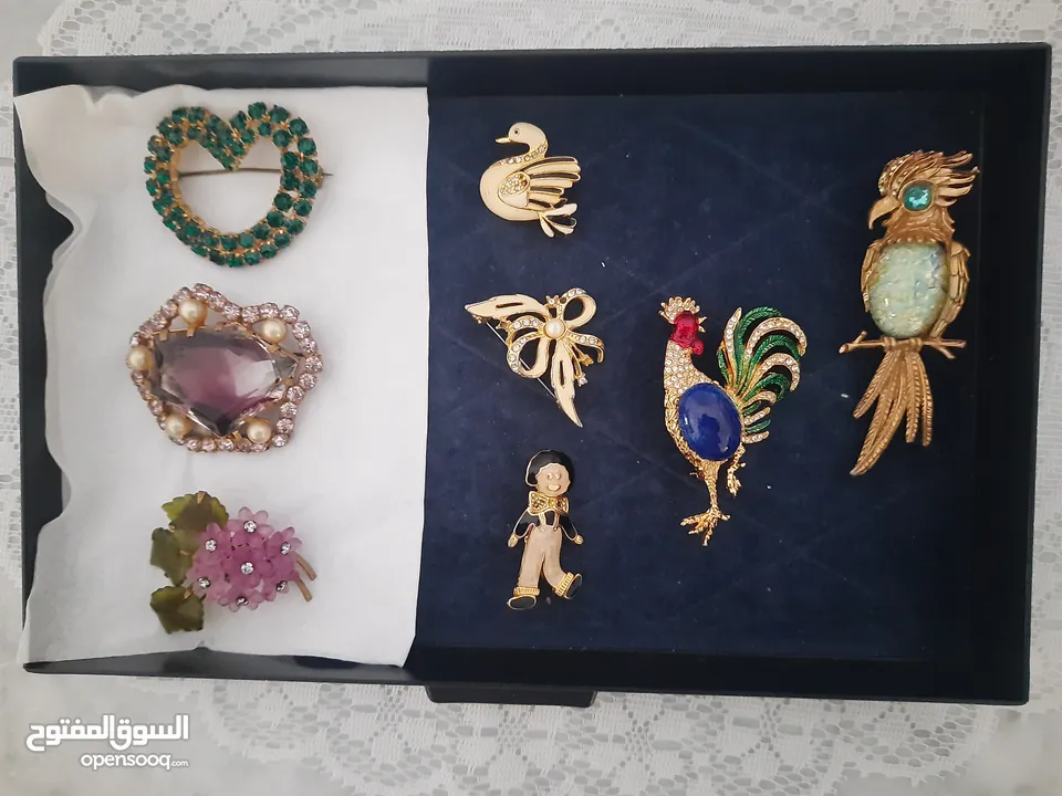 اكسسوارات لكل الأوقات، لجميع المناسبات، ولجميع الاذواق، أنيقة.. بروشات، عقود طويلة وقصيرة،و اقراط