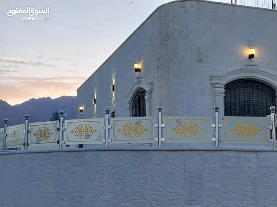 معلم زجاج ومرايا وسيكوريت ودبل وتركيب وتفصيل جميع انواع الزجاج وللمرايا وتركيب جميع زجاج الطاولات