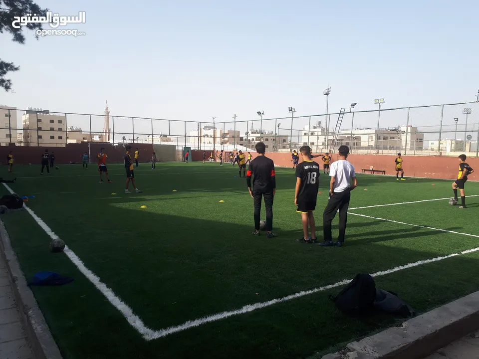 عشب صناعي للملاعب مستعمل بحالة لجديد