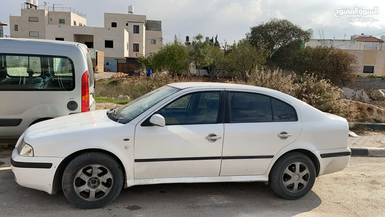 سكودا للبيع مكسور عليها سنتين والماتور بدو تسجيل...20000