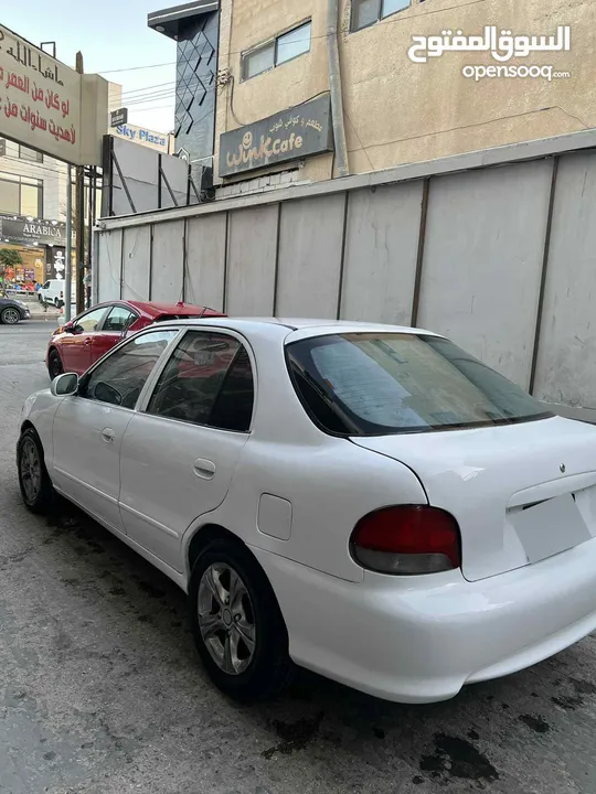 اكسنت 97 لون ابيض فيها ضربه بالجناح
