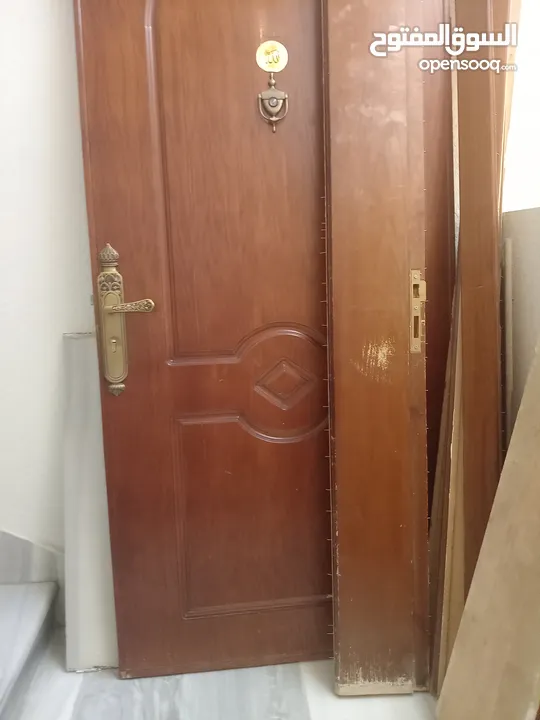 باب خشب 98*215 مستعمل معاه كل شي كامل