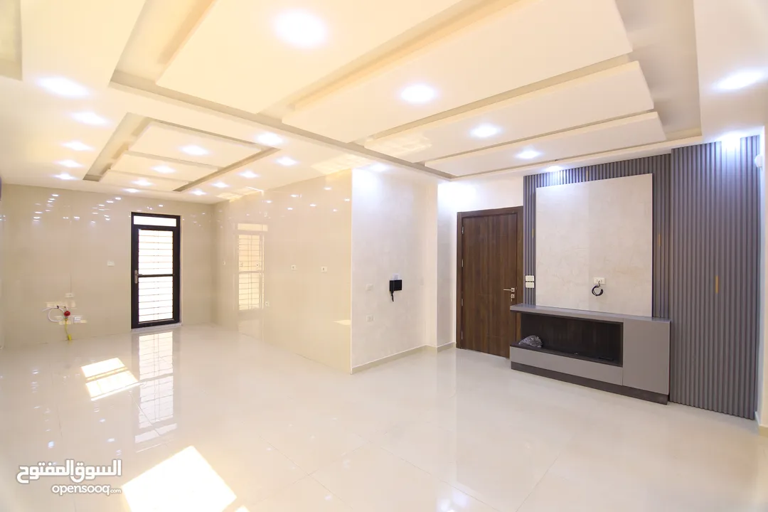 شقة مع روف مميز باجمل مناطق عمان بتشطيبات مميزة واطلالة رائعه مساحة 207م