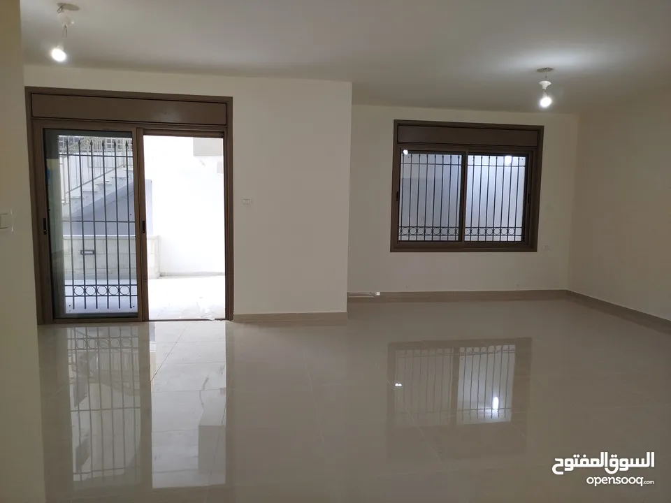 شقه مع حديقه للبيع