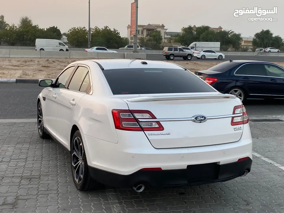 Ford Taurus Show 2015 white