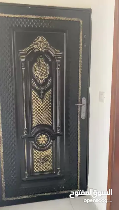 شقة للبيع كاش او70 الف والباقي شيكات 2000