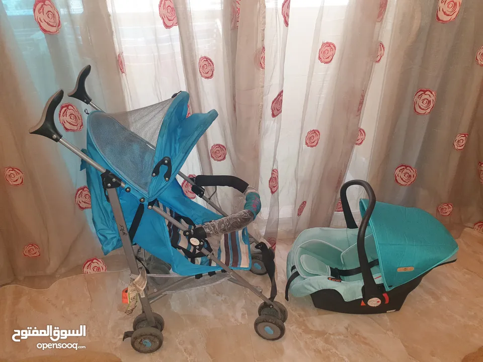 للبيع عربه خفيفه الوزن قابله للطي ماركه جونيور+كرسي طعام