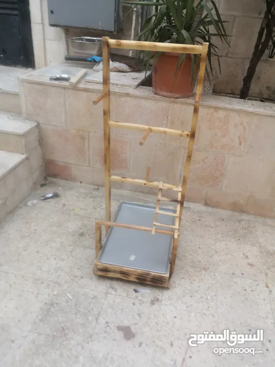 ستاندات ببغاء أحجام وأشكال مختلفة من الخشب ومن المعدن متحركه بعجلات وبدون مع صينية واكواخ كلاب
