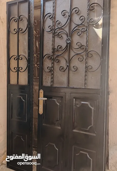 ابواب حديد عدد (2)  مستخدمة بحالة الوكالة حديد ثقيل ضرفتين ضرفة صغيرة وضرفة كبيرة