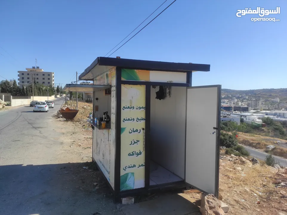 كشك للبيع وضع ممتاز جدا  جاهز للعمل  يمكن رفعه في ونش  مع غاز وعصارة برتقال