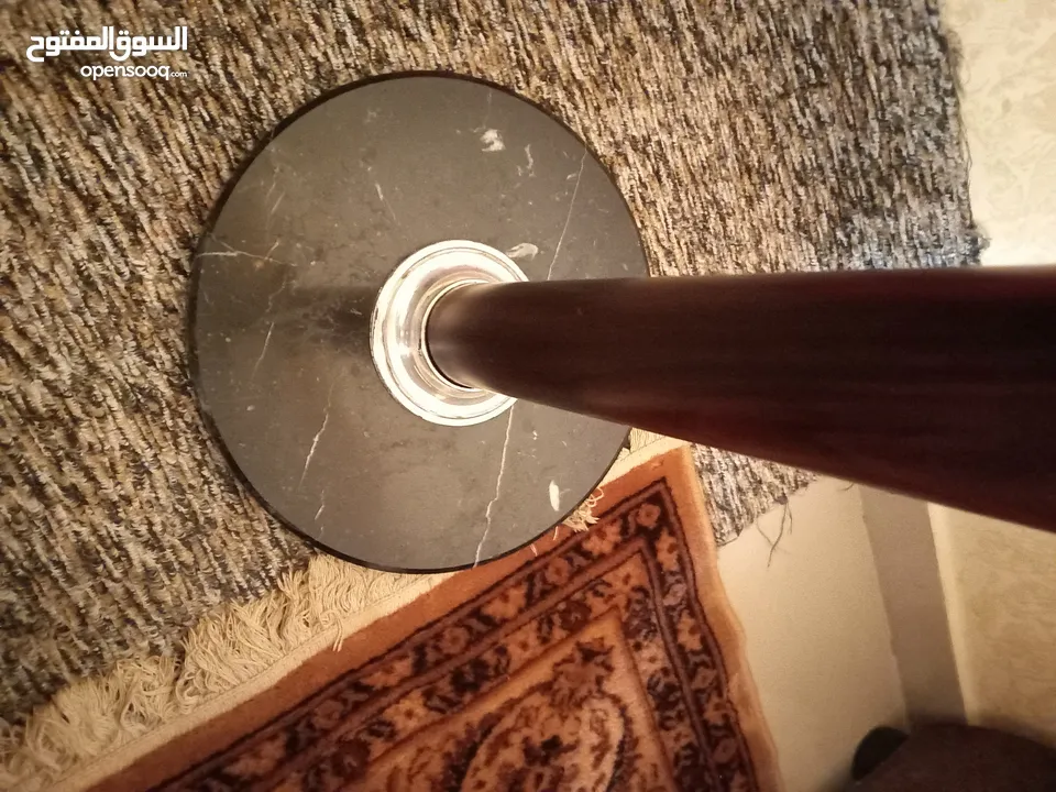 علاقة ملابس لون بني محروق قاعدتها رخام ثقيلة