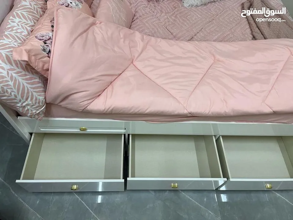 سرير من النوع الممتاز