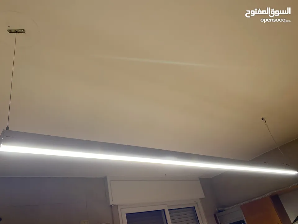ثريا  طولية متدلية  LED  بطول 3  متر   شبه جديد ومجهزة بتوصيلات تعتيم Dimming
