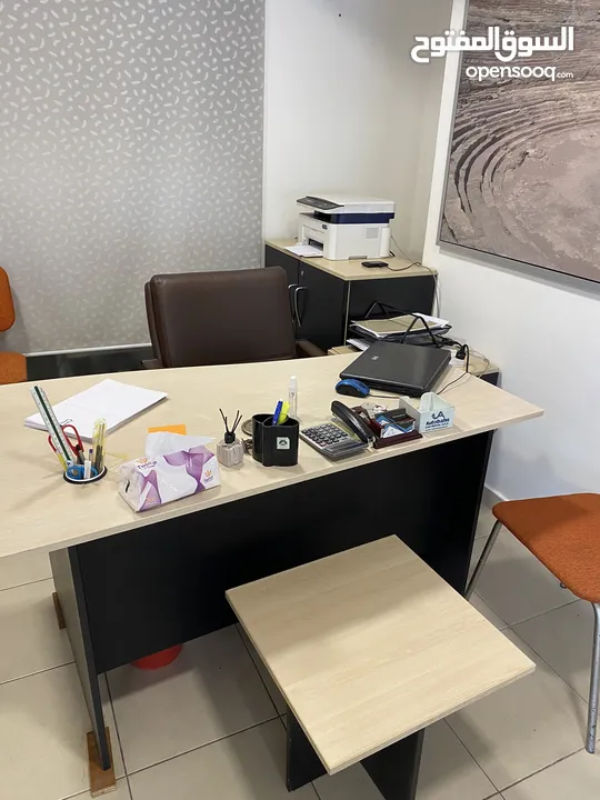 مكتب مع جانبيه مع وحده ارفف مع طاوله اجتماعات