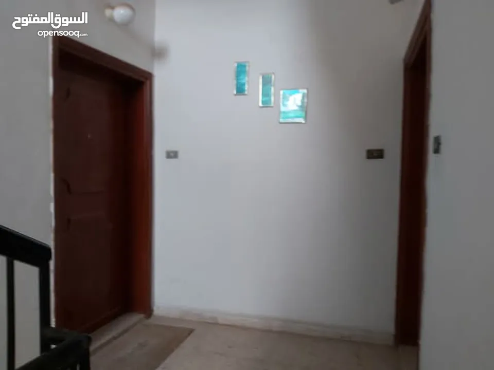 عمارة 4 طوابق للبيع في حي نزال على دونم ارض تحتوي 8 شقق وروف من المالك