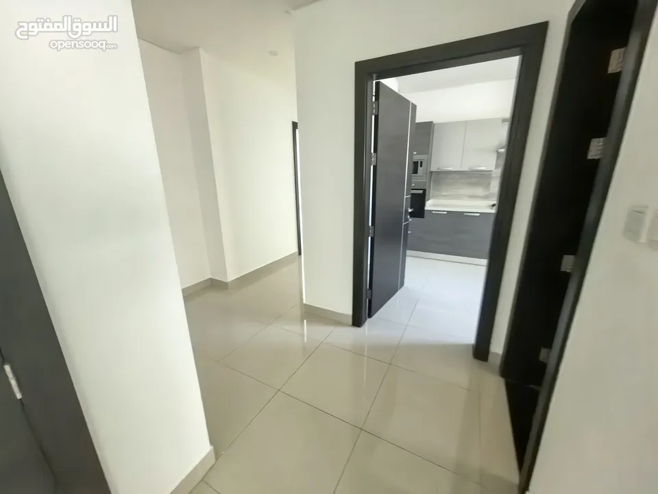 للايجار شقه سكنية نظيفة جدا مع التكييف .مكونة من.  غرفتين صالة ومطبخ  وحمامين موقع ممتاز