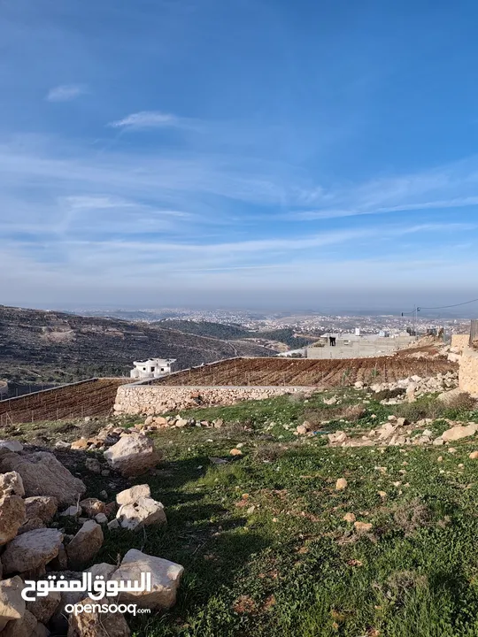 أرض ذات اطلالة للبيع غرب حلحول