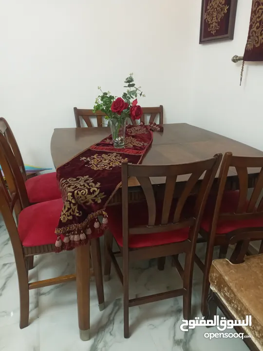 طاولة مع 6 كراسي وارد السفارة البريطانيه