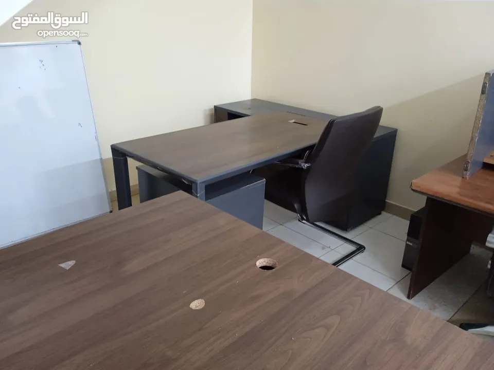 أثاث مكتبي ؤحتوي على مكاتب و كمبيوترات و شاشات عرض مستعملة للبيع  Used office furniture for sale