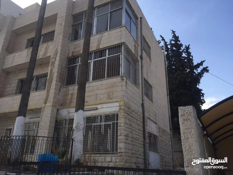 عمارة للبيع في منطقة حيوية في الشميساني، تصلح لعدة مشاريع استثمارية