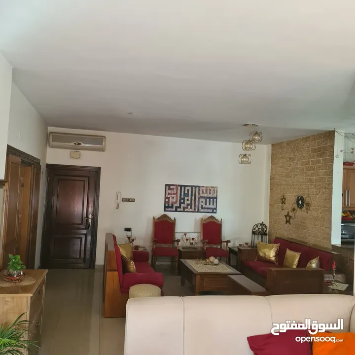 شقة في عمارة عائلية للبيع في إسكان الضباط مرج الحمام. شارع جانبي هادئ
